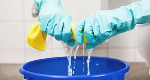 Como preparar solução de água sanitária que mata o coronavírus