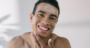 5 passos de cuidados básicos com a pele que todo homem deve seguir
