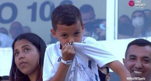 Torcedor do Santos de 9 anos é hostilizado e se desculpa após receber camisa de Jailson
