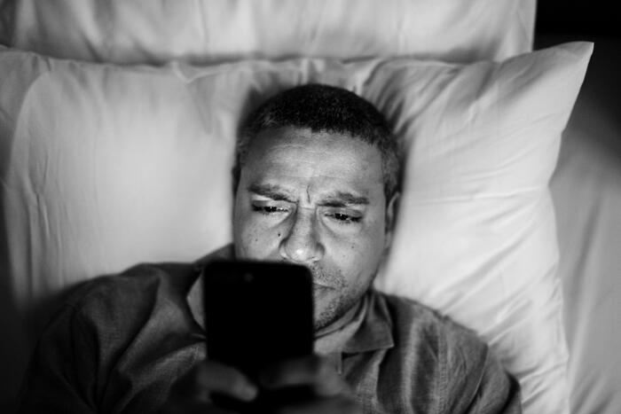 Usar qualquer tela antes de dormir é fatal para o sono