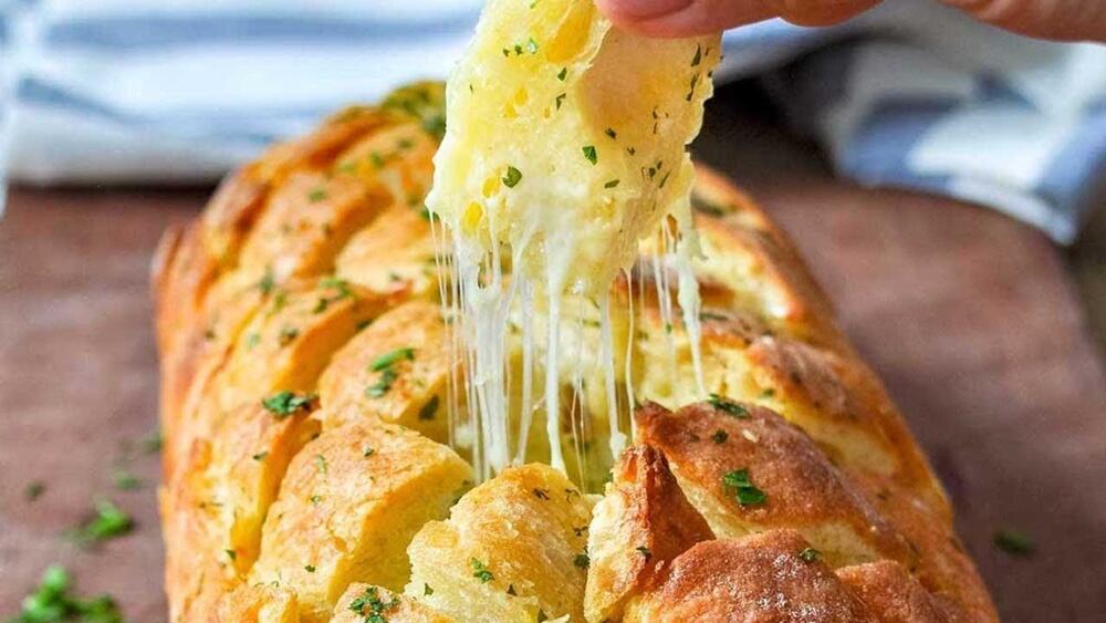 Pão italiano recheado com queijo jantar a dois caseiro