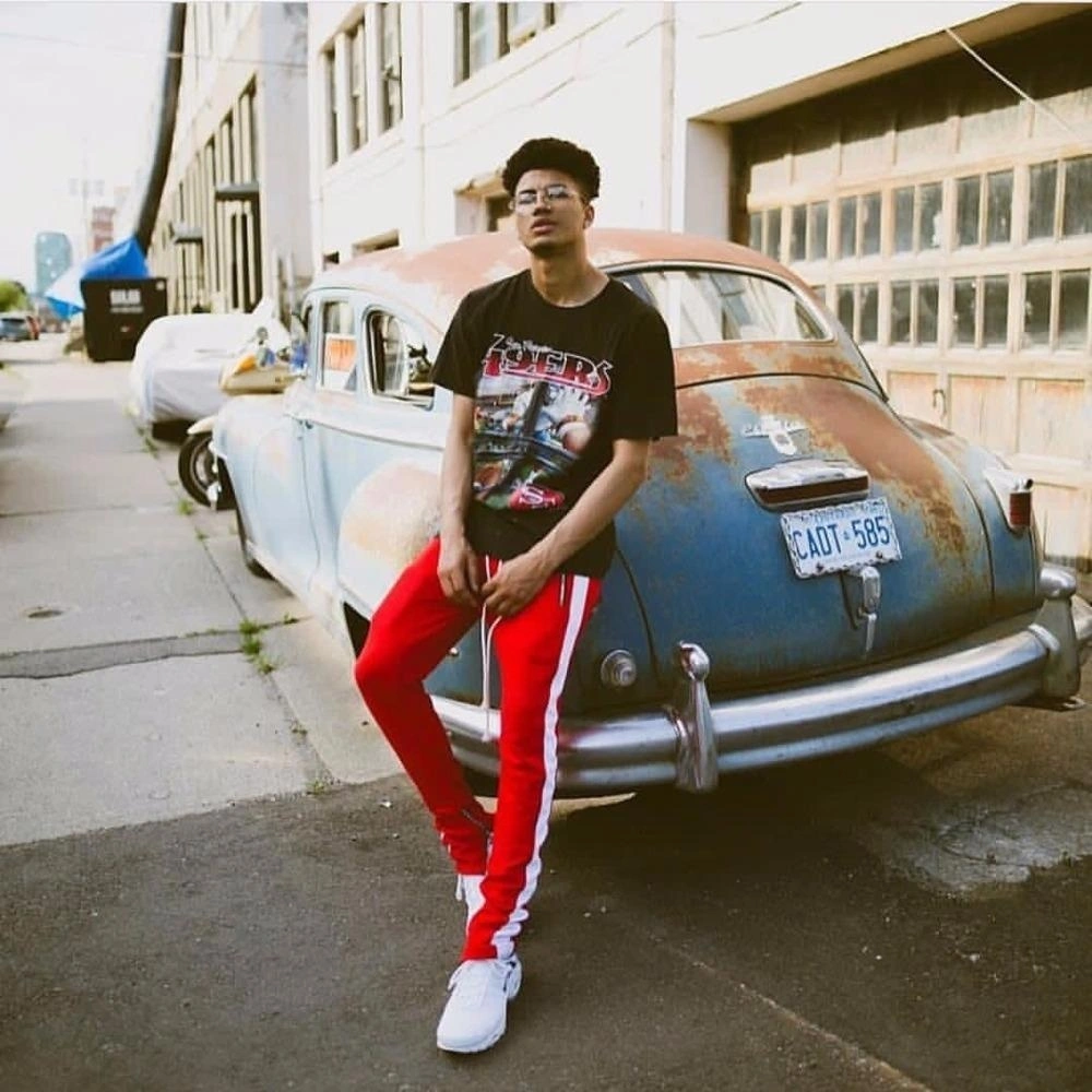 como combinar roupa colorida tênis branco