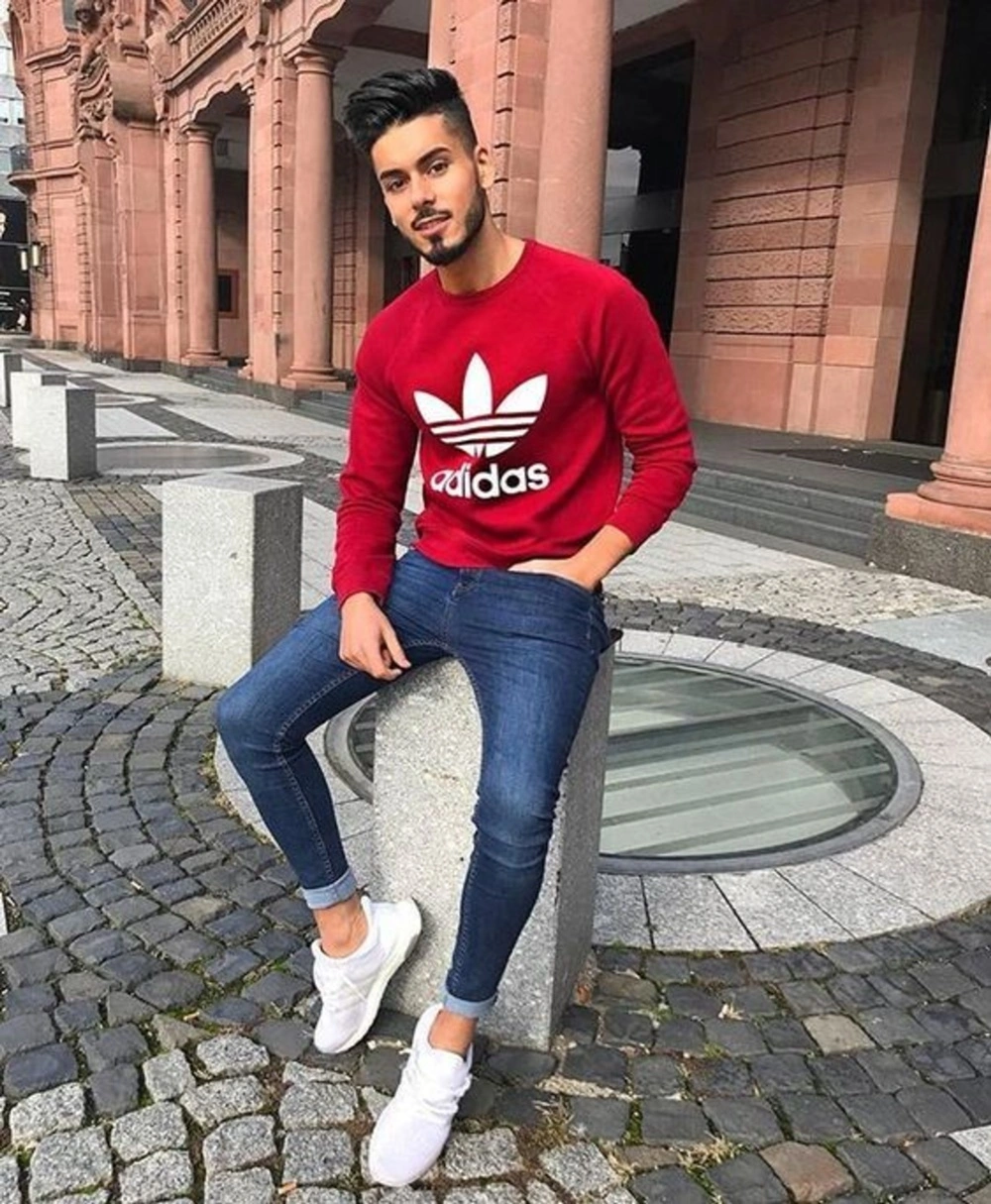 como combinar roupa colorida tênis branco