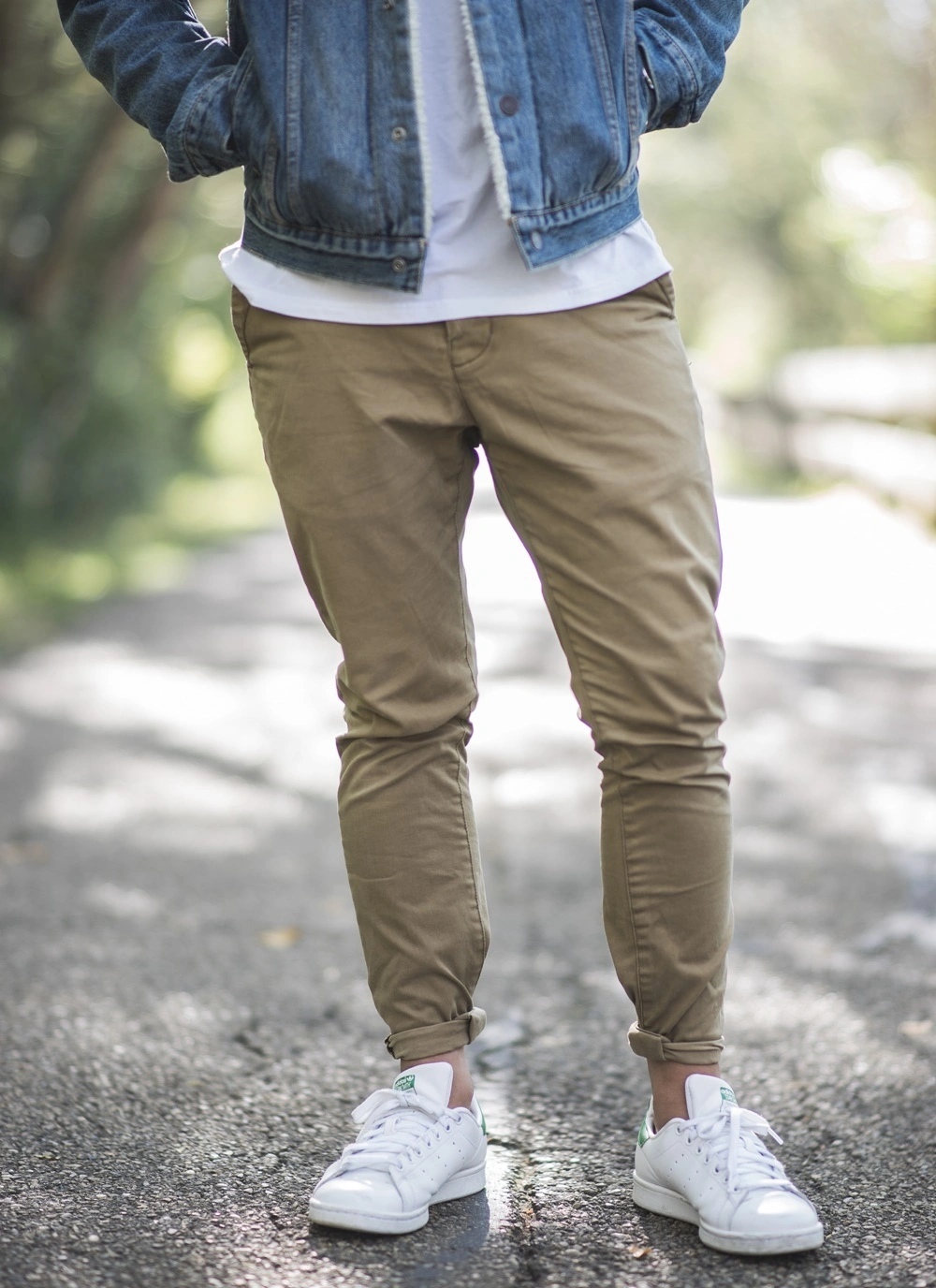 Cores terrosas com tênis branco