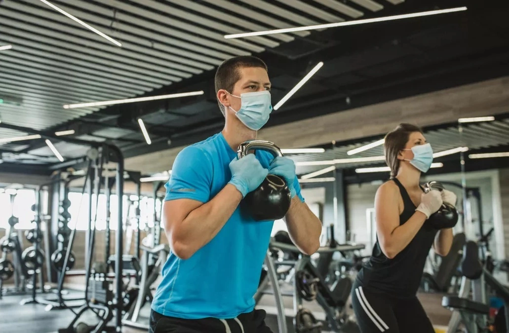 máscara durante os exercícios ao ar livre