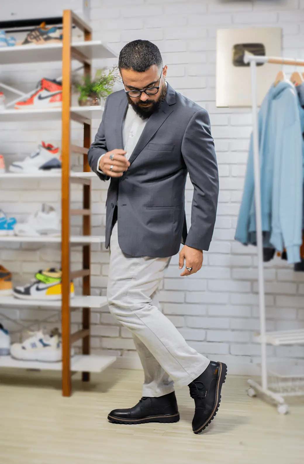 Edson Castro vestindo bota Democrata com terno cinza calça branca