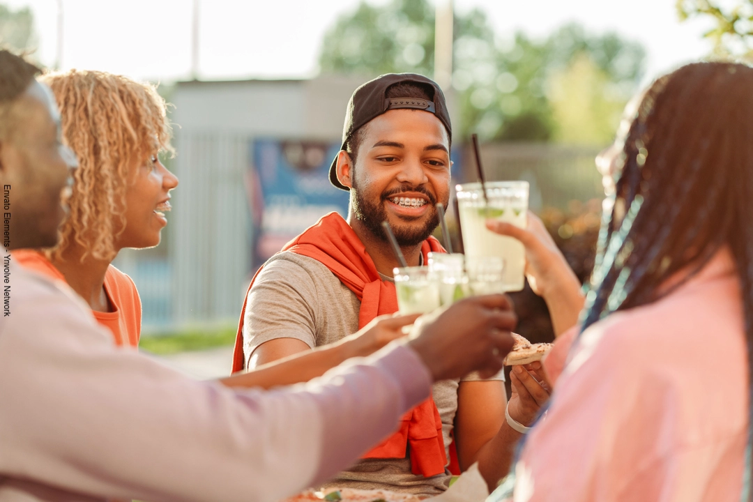 Drinks para o carnaval - Reunião em casa com amigos | Envato Elements