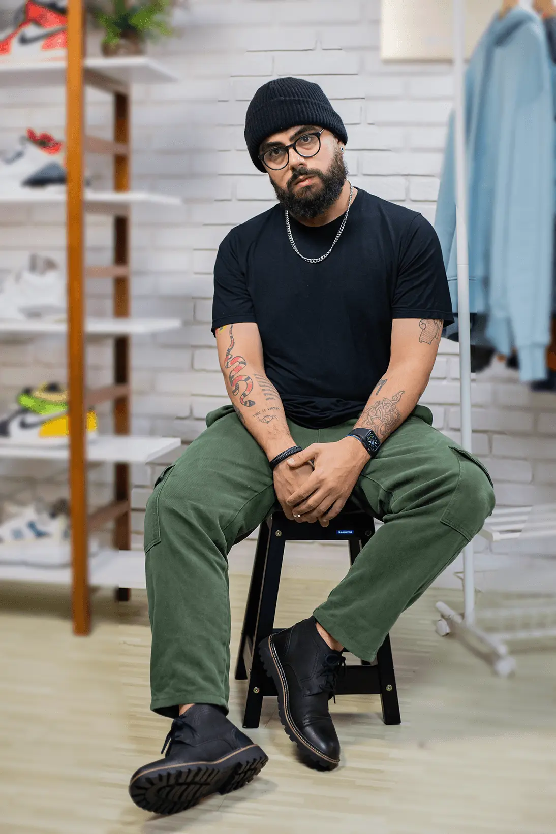 Edson Castro Vestindo bota Democrata com touca e camiseta preta calca verde