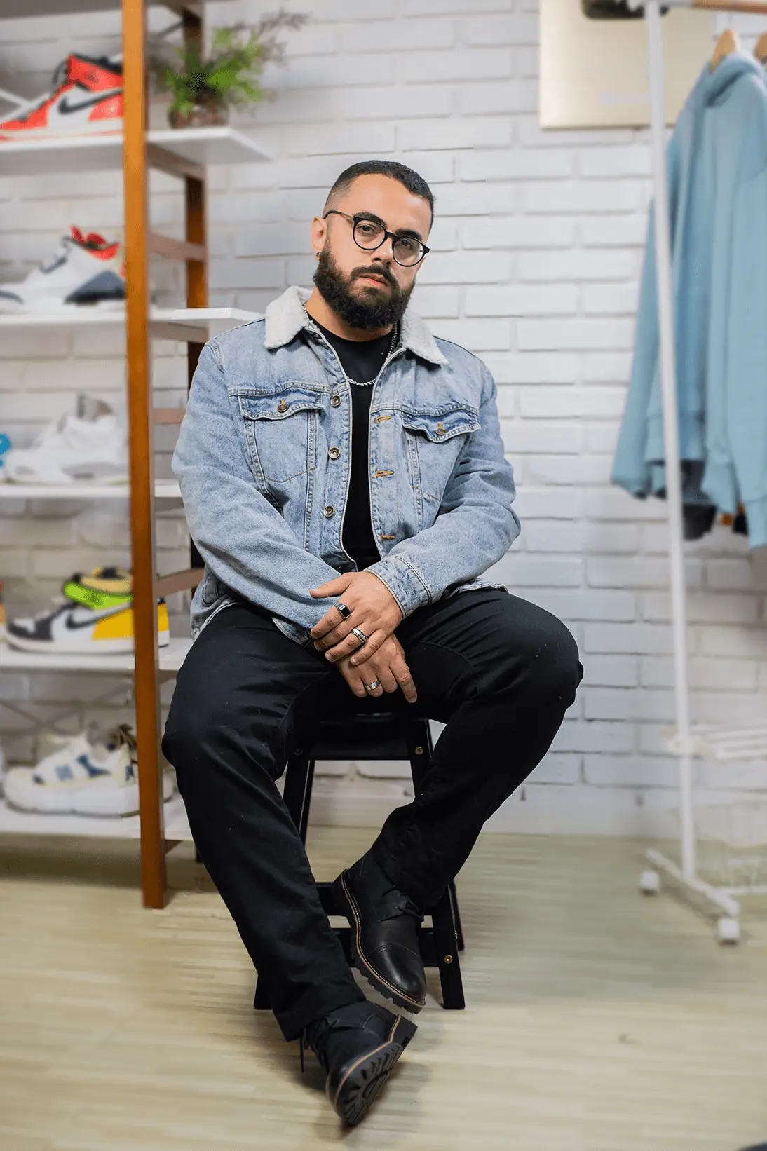 Edson Castro vestindo bota Democrata com jaqueta jeans e calça preta