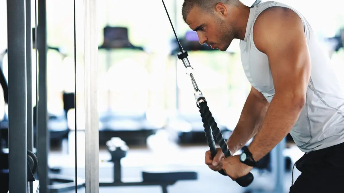 Você certamente está cometendo esses erros no treino de braço!