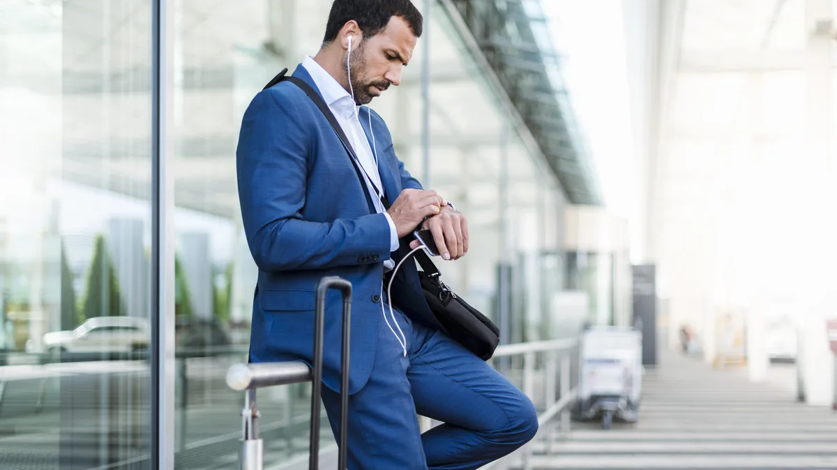 Homem Olhando Relogio | Envato Elements