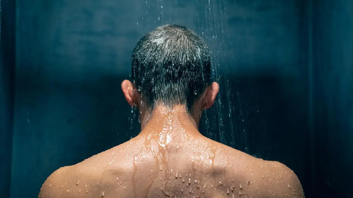 Homem tomando banho | Envato Elements