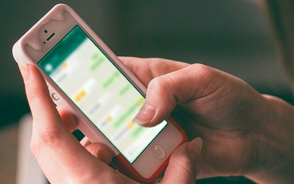 Mãos femininas puxando assunto no WhatsApp