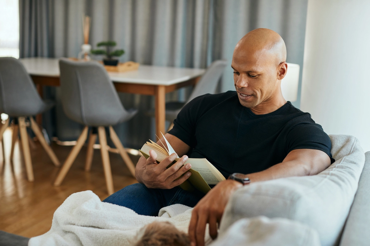 Homem lendo um livro | Crédito: Envato Elements