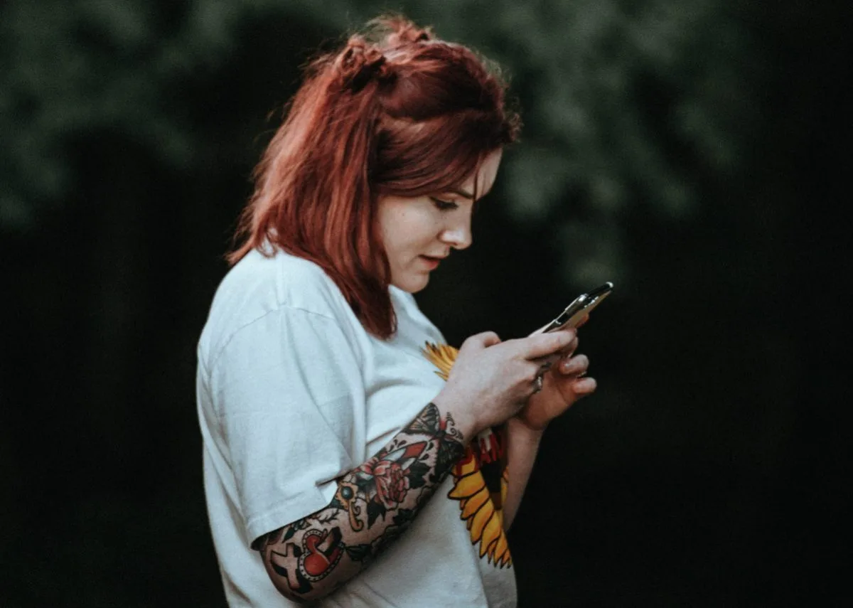 Metade dos brasileiros espiona o celular da namorada. Descubra se você está passando do limite!