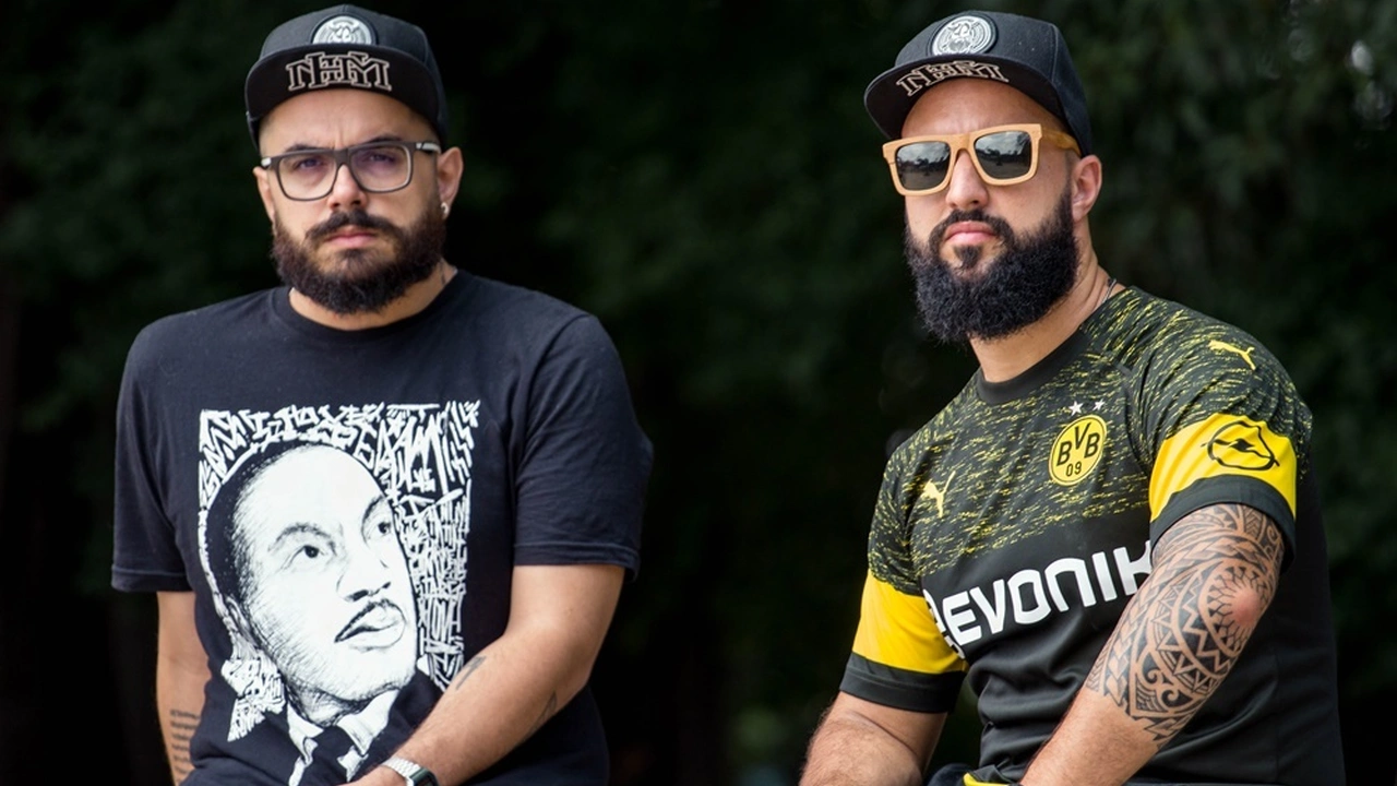 O Boné é um Snapback, um estilo mais famoso e conhecido do acessório.