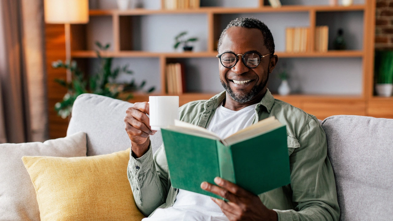 Homem lendo um livro | Envato Elements