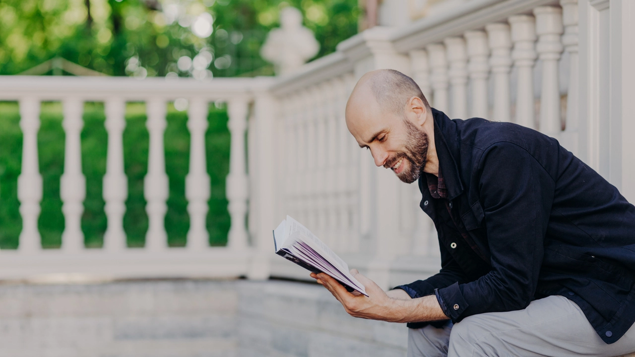 Homem lendo um livro | Crédito: Envato Elements