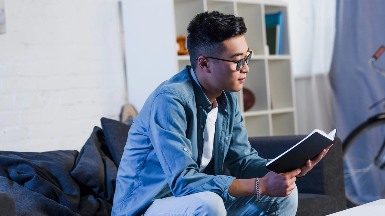 Homem lendo um livro | Crédito: Envato Elements