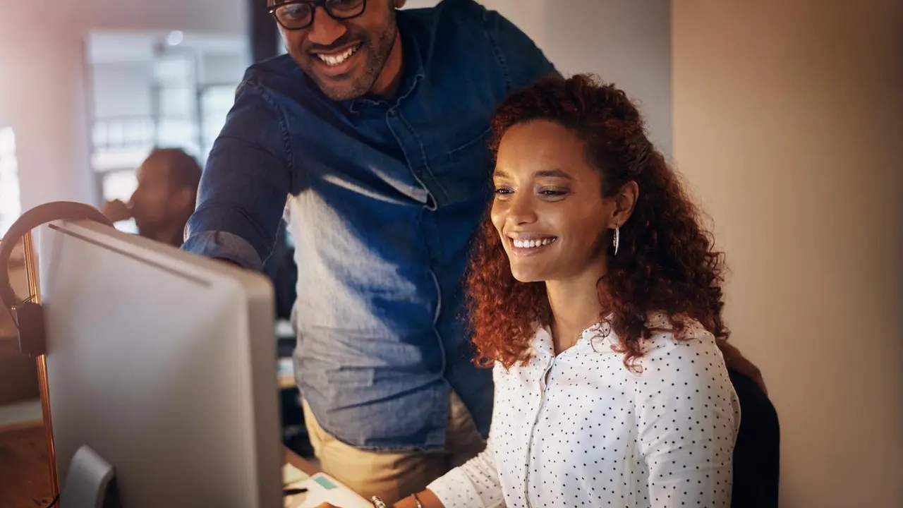 Homem e Mulher olhando computador | Envato Elements