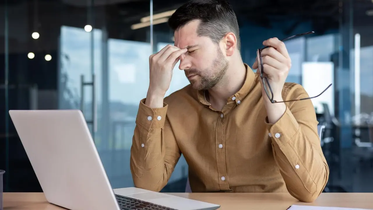 Homem precionando a cabeça | Envato Elements