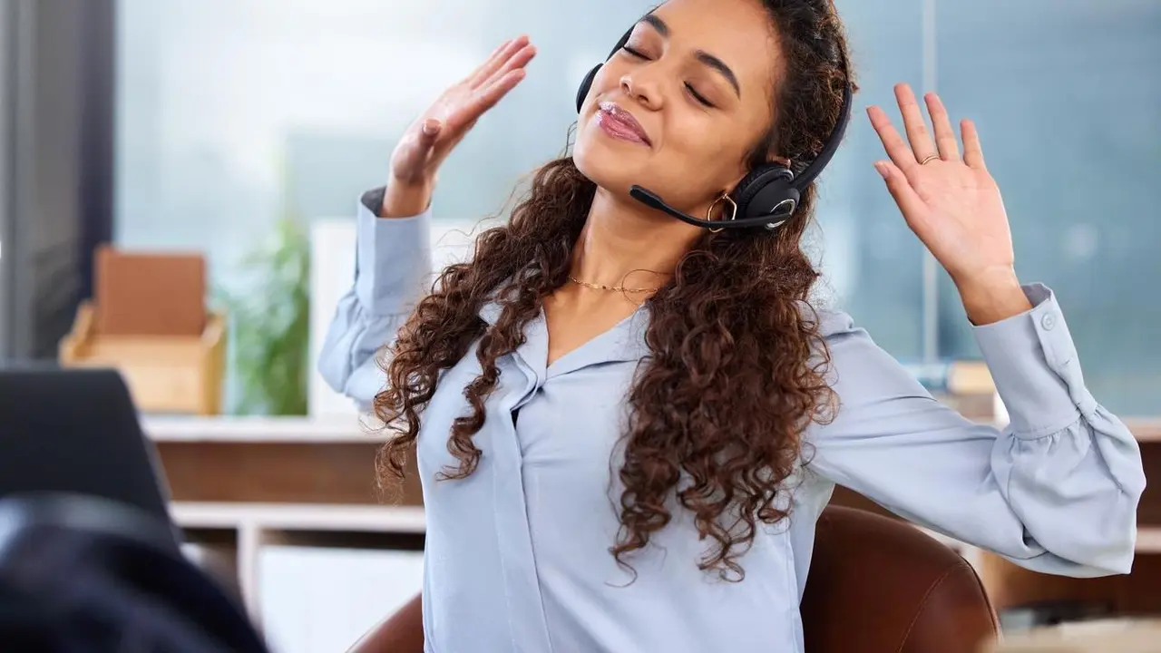 Mulher mostranso despreocupação | Envato Elements