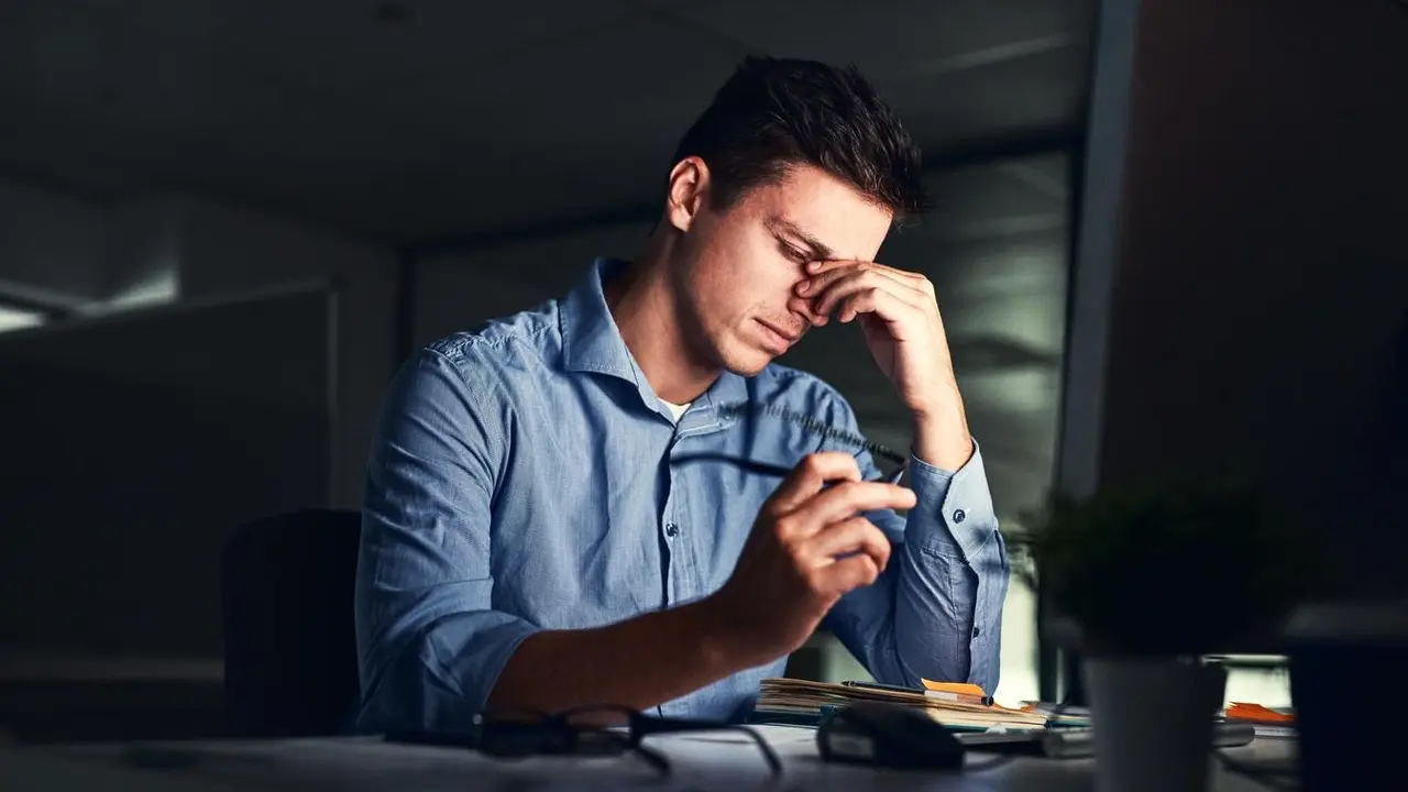 Homem trabalhando até tarde | Envato Elements