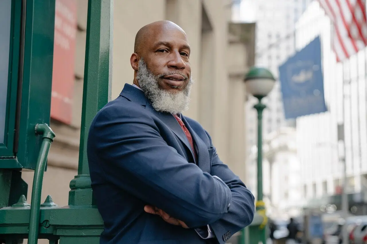 Homem com barba e careca. | Foto Pexels