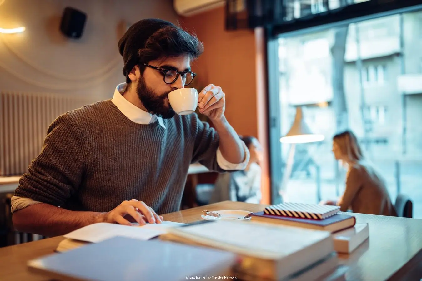 o consumo moderado de café pode trazer benefícios significativos à saúde | Envato Elements