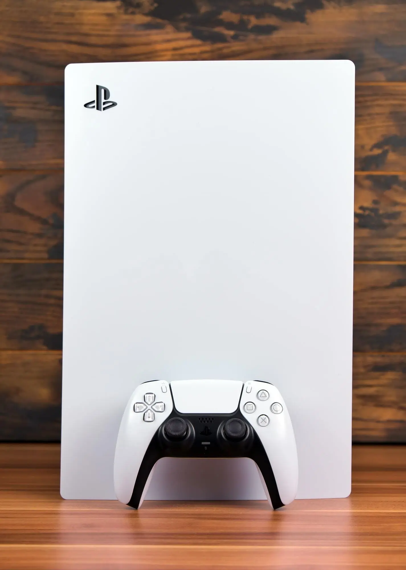 Console PS5 com fundo de madeira