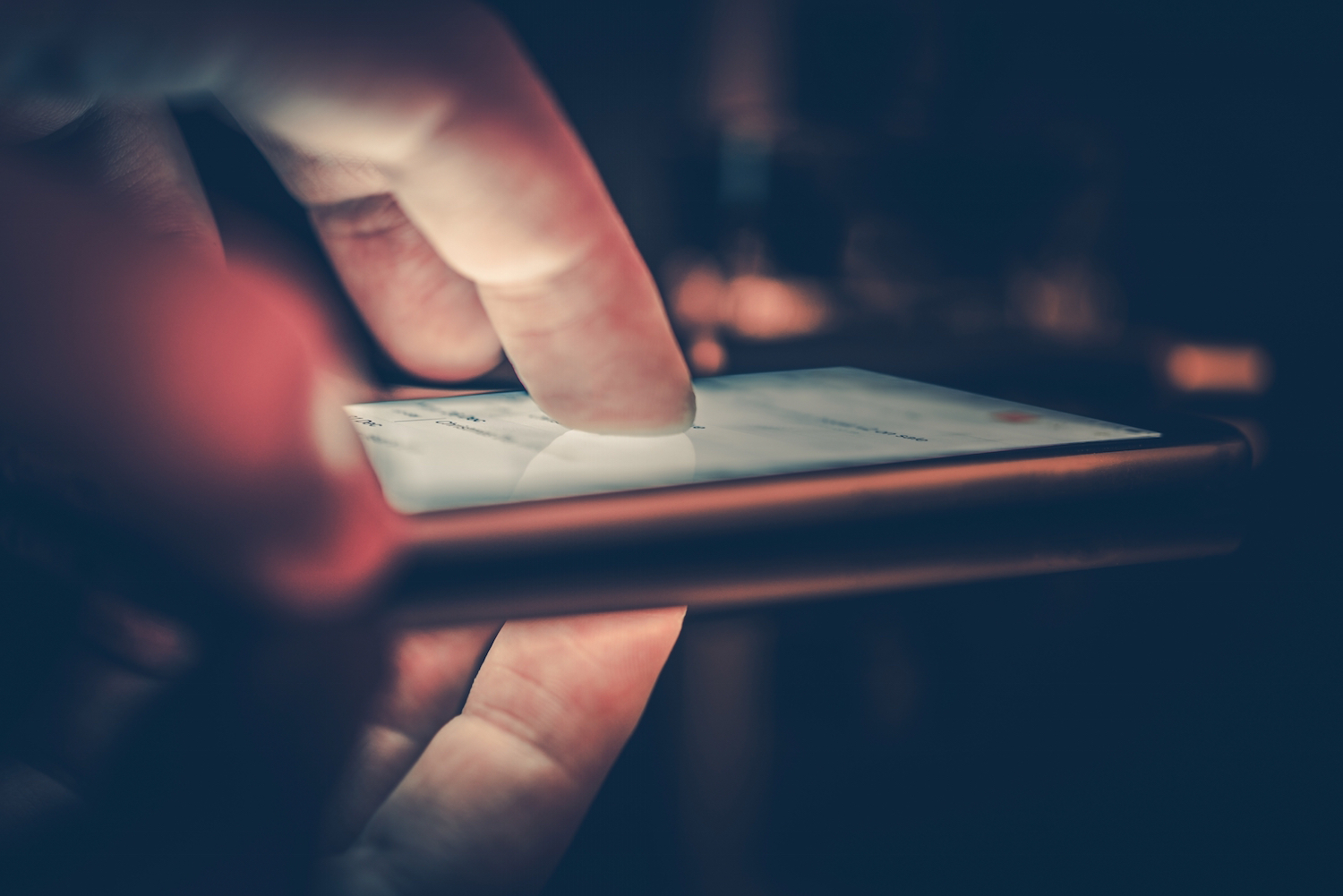 Metade dos brasileiros espiona o celular da namorada. Descubra se você está passando do limite!