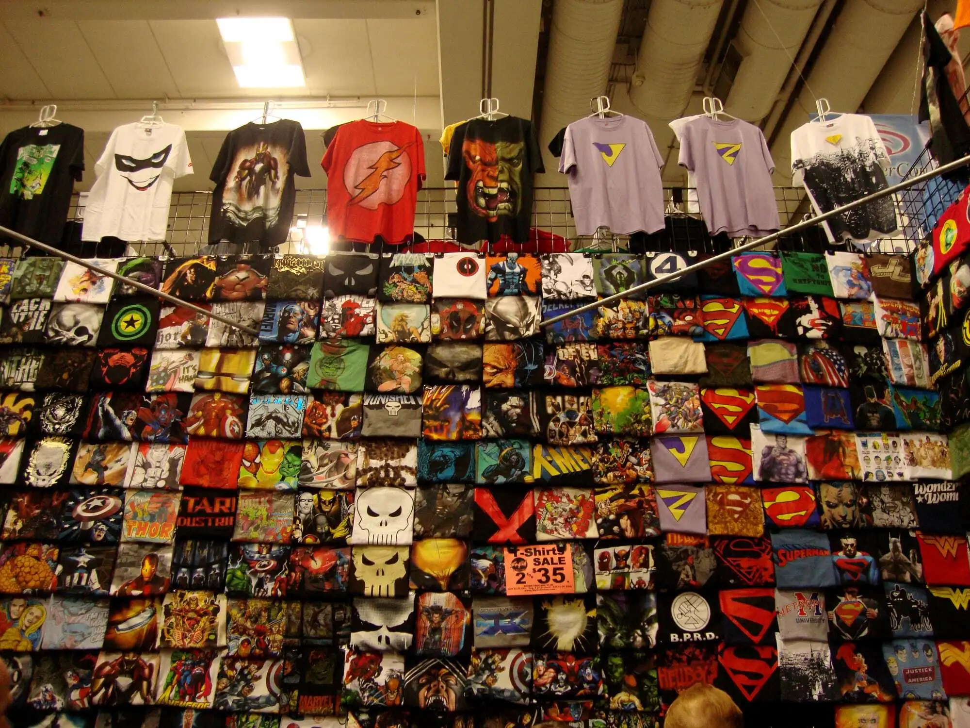 Várias camisas geek em monstruário