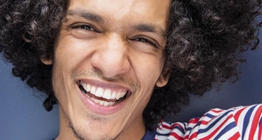 Cabelo masculino: qual a diferença entre corte, penteado e finalização?