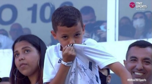 Torcedor do Santos de 9 anos é hostilizado e se desculpa após receber camisa de Jailson