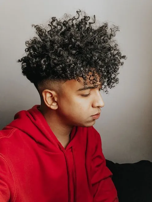 Cacheado com lateral raspada