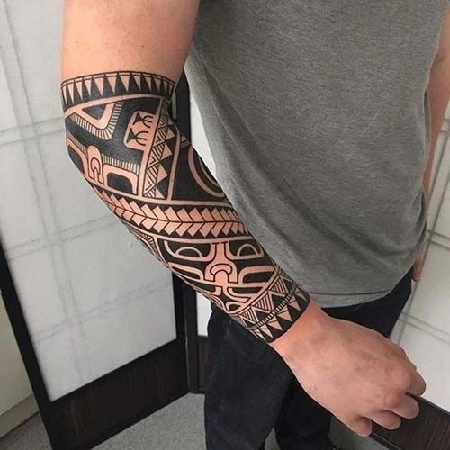 tatuagem maori antebraço