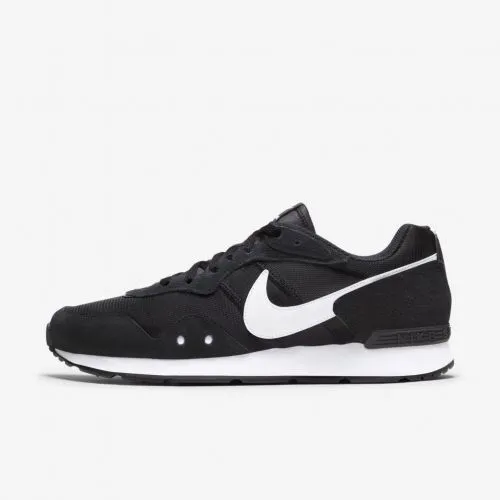 Tênis Nike Venture Runner masculino com fundo branco