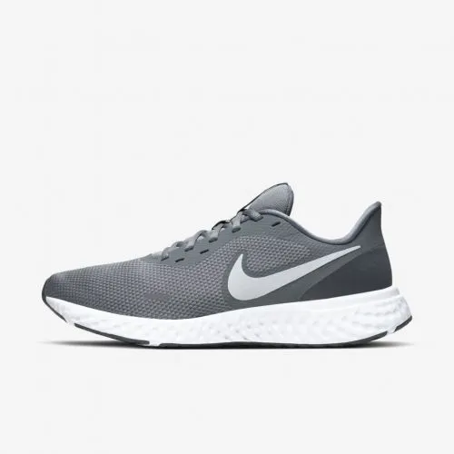 Nike Revolution 5 no fundo branco