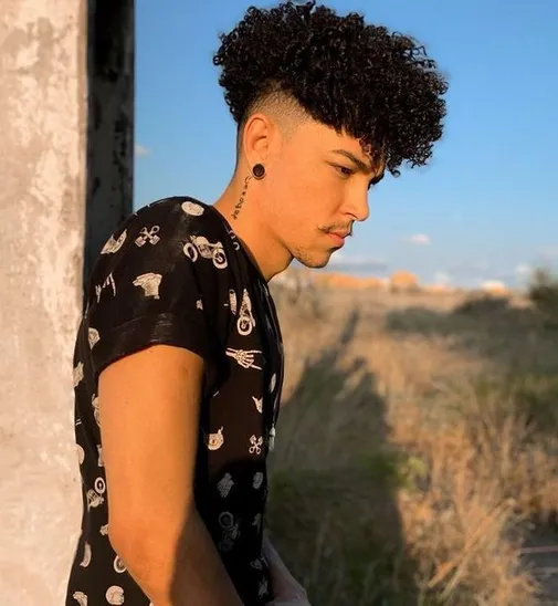 Cacheado com lateral raspada