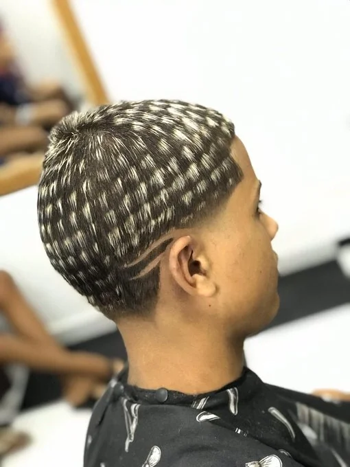 Reflexo alinhado tendências de corte adolescente para 2022