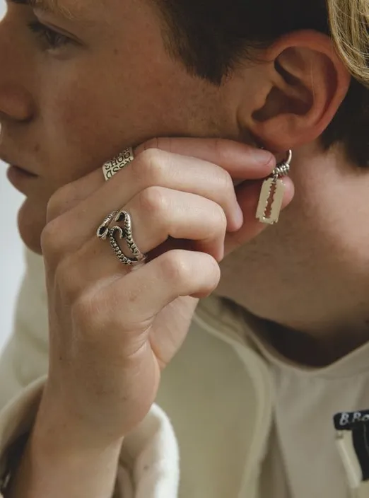 Brinco masculino com pingente