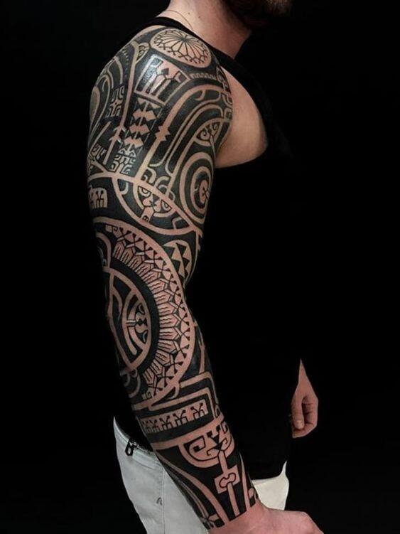 tatuagem maori braço