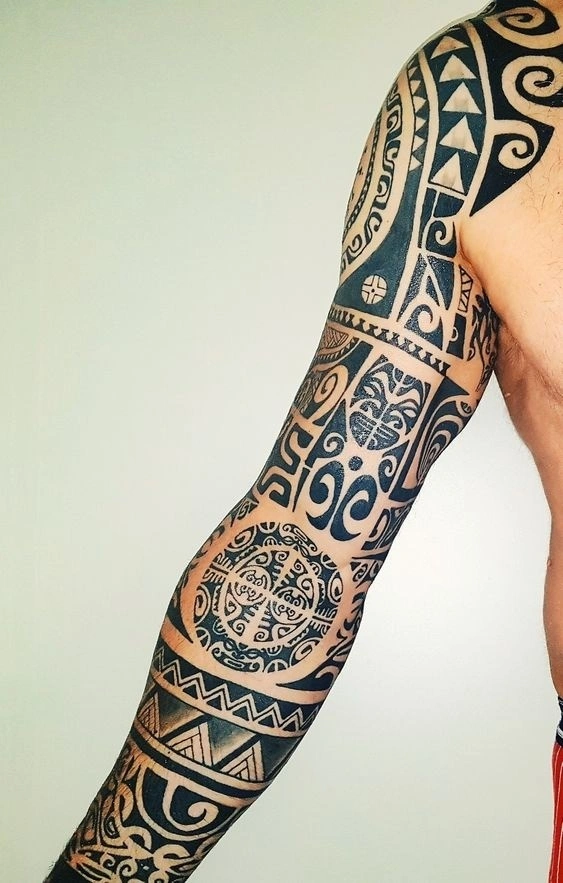 tatuagem maori braço