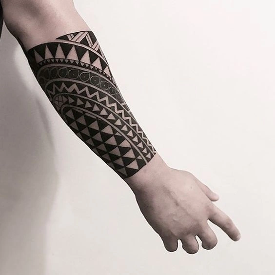 tatuagem maori antebraço