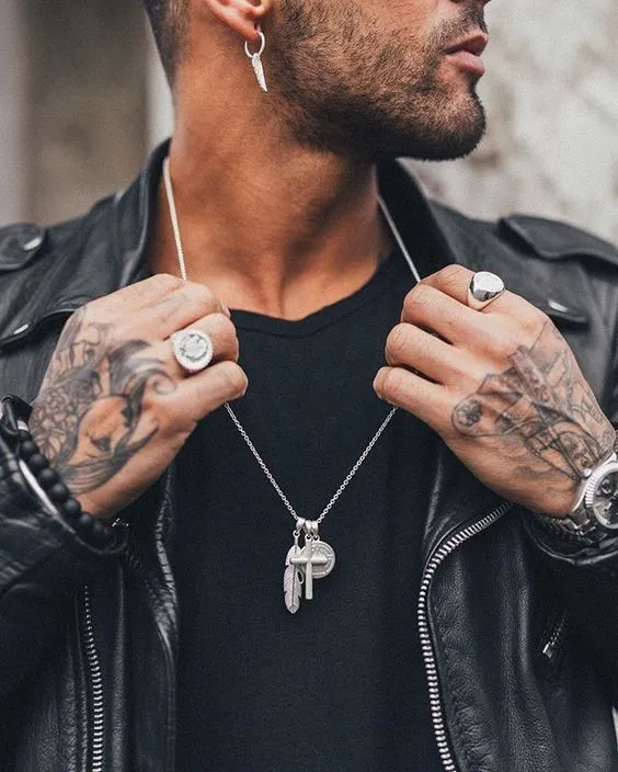 Brinco masculino com pingente