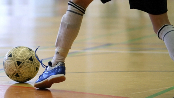 A diferença entre as chuteiras de salão, campo e society