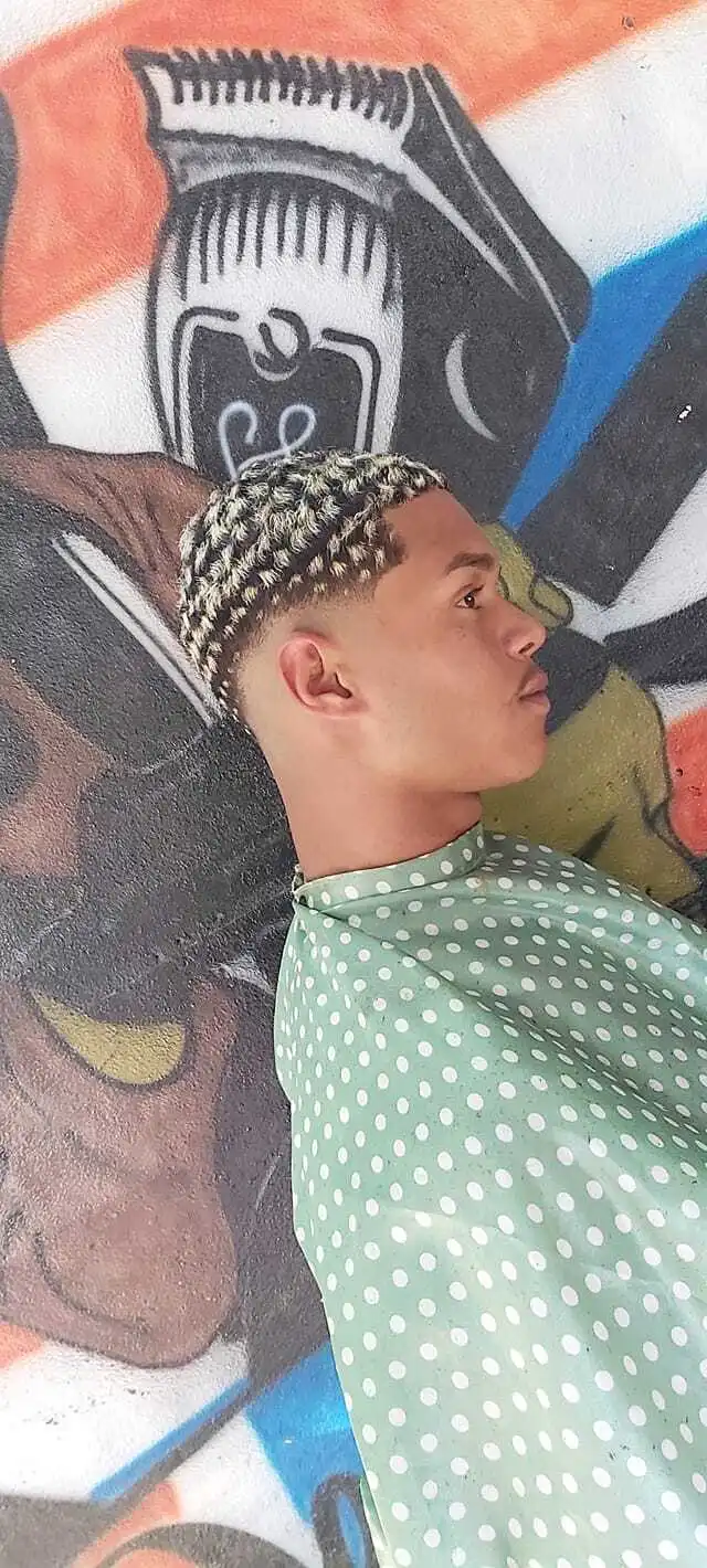 Reflexo alinhado tendências de corte adolescente para 2022