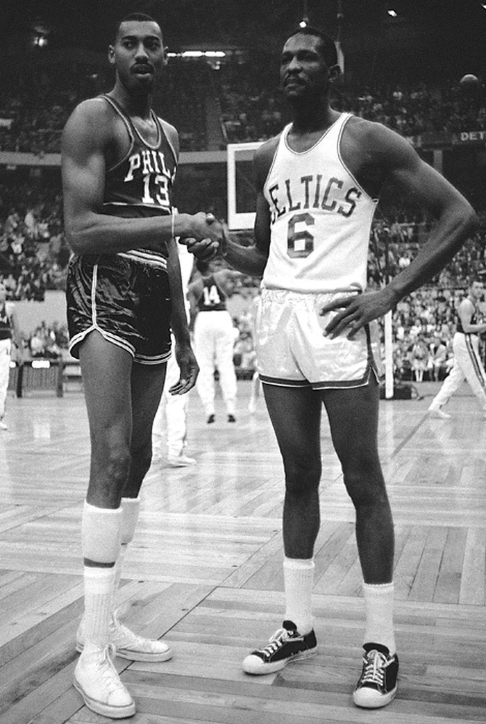 Wilt Chamberlain e Bill Russel usando All Star Chuck Taylor na NBA