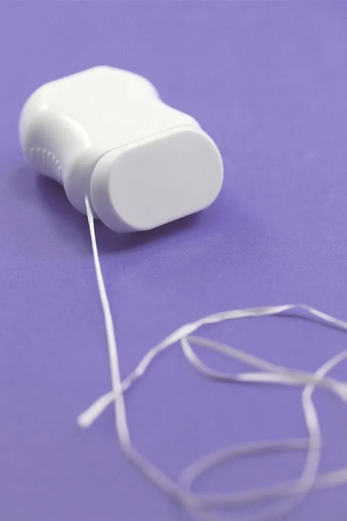Não passar fio dental pode ser um hábito prejudicial à fertilidade