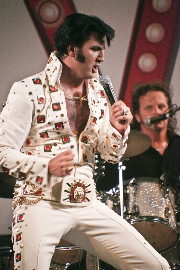 Elvis Presley, Rei do Rock e fã de distintivos